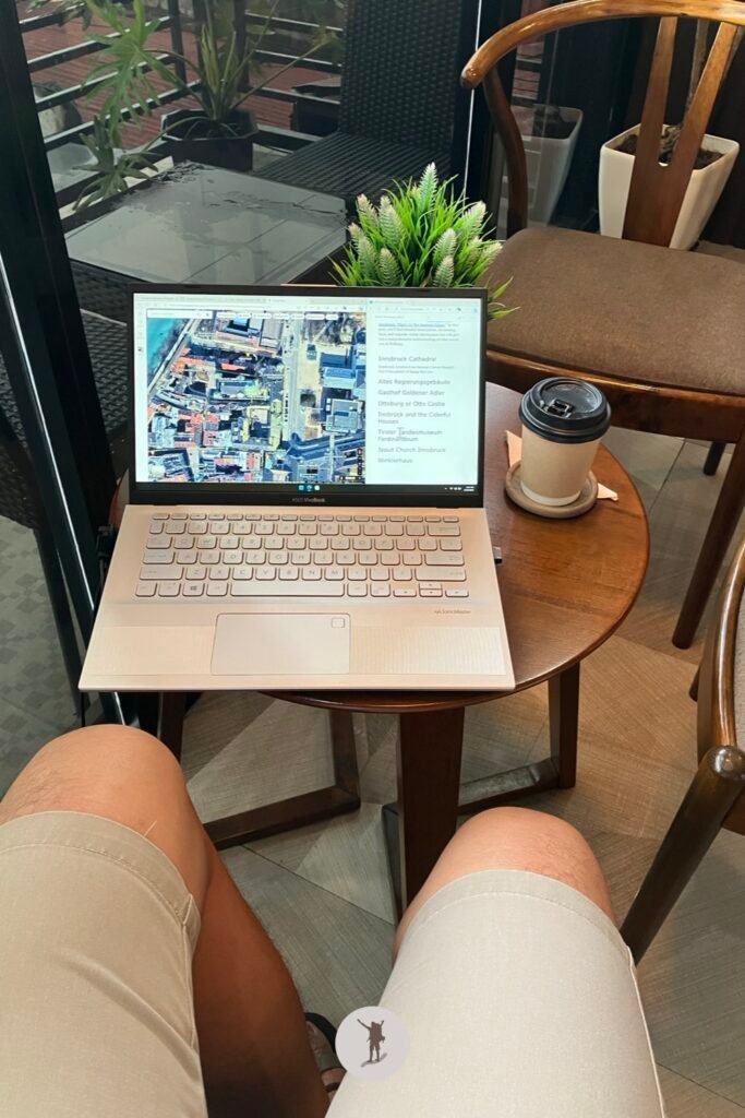 Struggles of Building an Online Business From Coffee Shops and How to Handle Them 7 Struggles of blogging on coffee shops with small tables